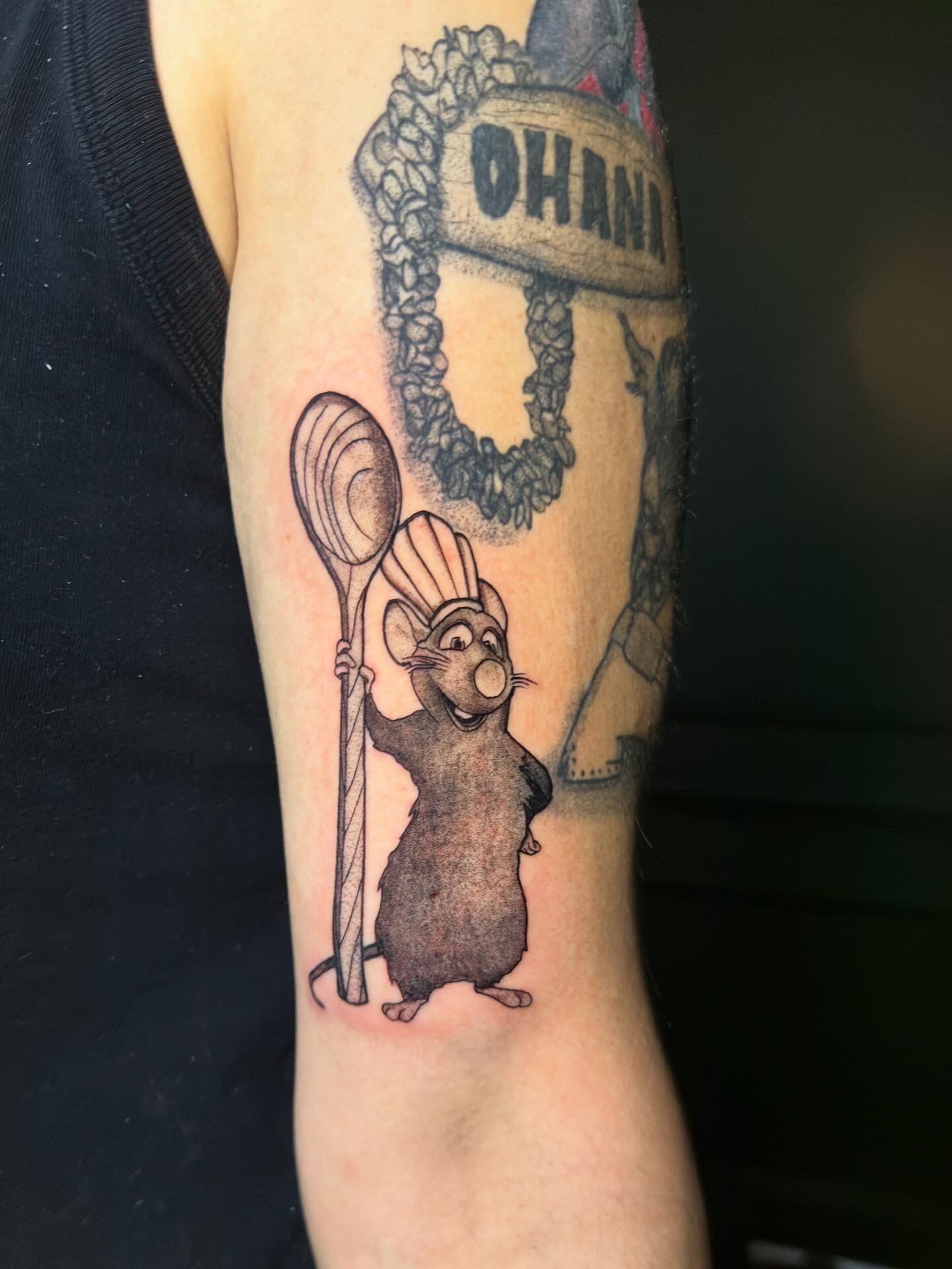 Remy de rat uit Ratatouille met een pollepel, in kleur, op een bovenarm